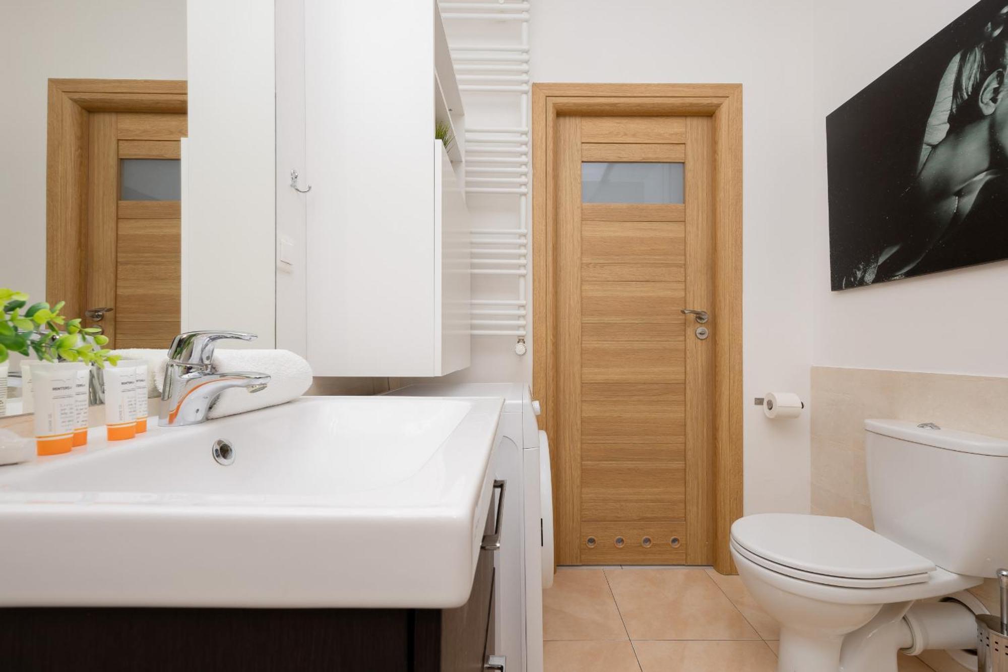City Apartment With Parking Near Metro Mlociny By Noclegi Renters Varsó Kültér fotó